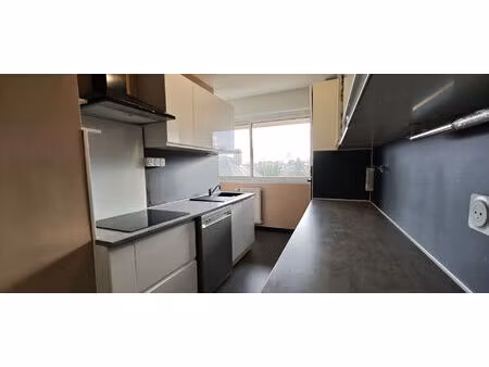 t2 de 65 m² située au 3ème étage d'un petit immeuble avec ascenseur à charleville-mézières