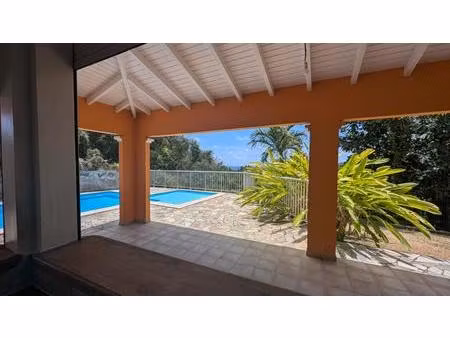 belle villa f5 avec piscine située sur les hauteurs de ste anne - vue mer