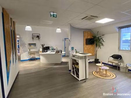 vente bureaux et commerces à fougères (35300) : à vendre / 287m² fougères
