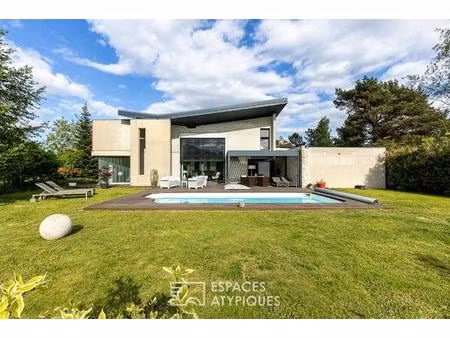 entre design et nature  maison d'architecte avec piscine et vue dégagée