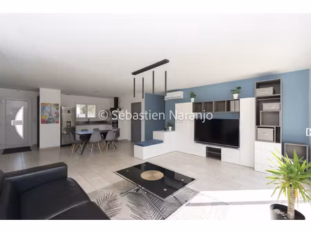 maison récente 2023 de plain-pied avec 3 chambres.