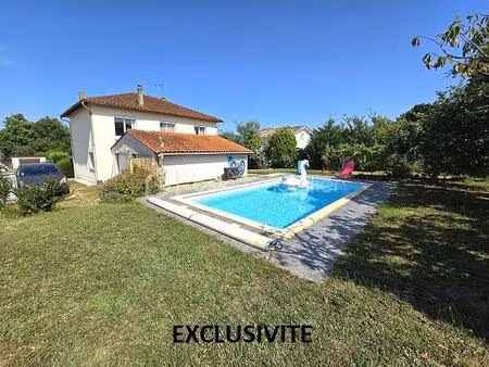 maison de 120 m2 avec 4 chambres  2 salles d'eau  une piscine sur un terrain de 828 m2 !!!