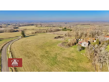 petite propriété rurale en pierre avec grand terrain.