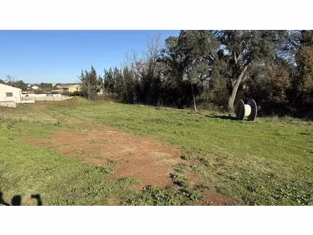 terrain plat de 854 m² viabilisé
