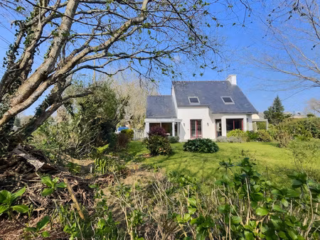 maison avec beau jardin  95 m2  veranda 10 m2  4 chambres  1 salle de bain et 2 salles d'e