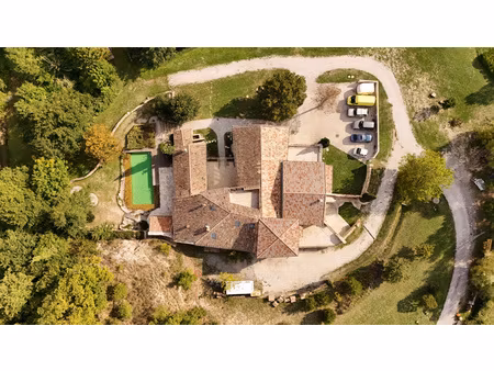 drôme provençale : ancienne bergerie entièrement rénovée d'environ 900m2 habitables  47 ha