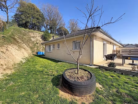 prades de salars. maison contemporaine de plein pied avec jardin.