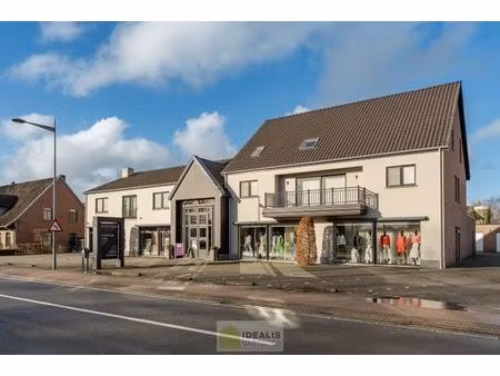 instapklare handelsruimte van maar liefst +- 410m² met riante woning op schitterende comme