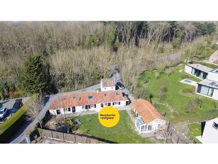 charmante hoeve op 709m² in bosrijke omgeving aan de kust te koop!