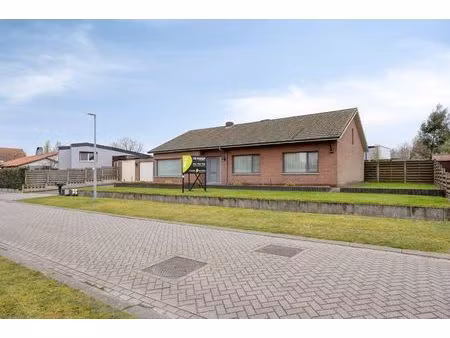 ruim ingedeelde gelijkvloers woning op een mooi breed perceel van 812 m².