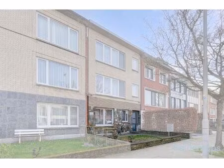 knap gelegen ruim 2 slaapkamerappartement mét tuin