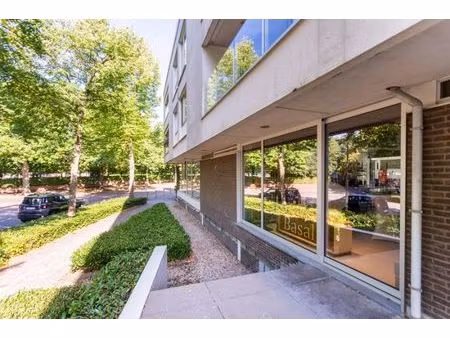 prachtig handelspand met 2 grote etalages  gratis parking! toplocatie patio donk!