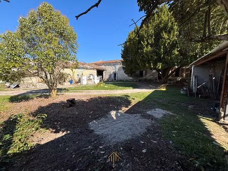 maison de caractère à rénover avec dépendances sur un terrai