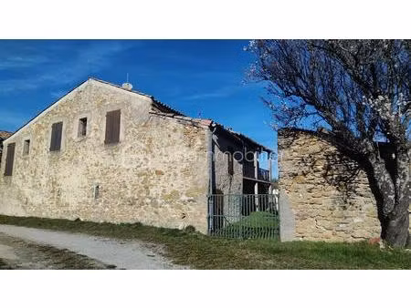 corps de ferme de 110 m² à saint-etienne-les-orgues