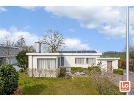 ruime volledig te renoveren open gelijkvloerse prefab woning met inpandige garage en tuin 