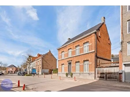 karaktervolle woning met hoge plafonds en 2 garageboxen