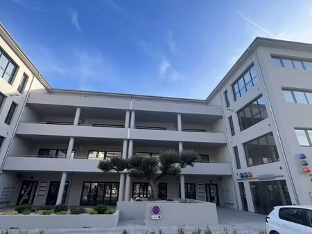 location local professionnel 182m²