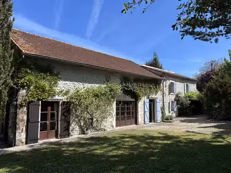 maison de 4 chambres avec piscine et jardin paysager