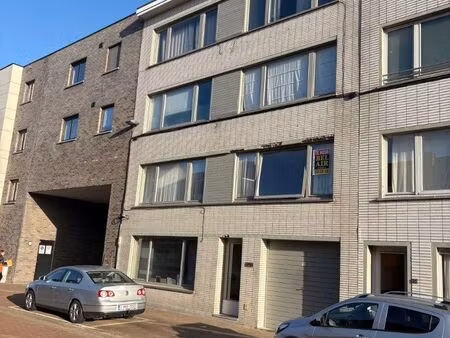 ongemeubeld lichtrijk appartement met twee slaapkamers