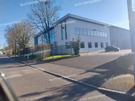 location local d'activités 978 m²