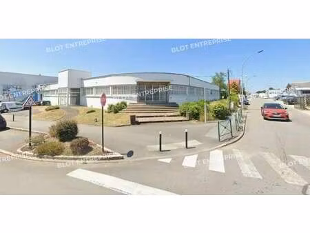location local d'activités 970 m²