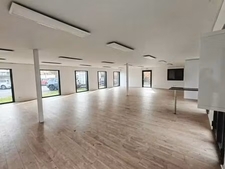 location commerce 569 m²