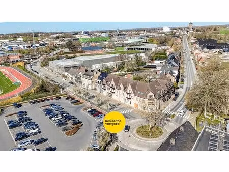 te huur: ruim handelspand met uitstekende visibiliteit in het centrum van torhout