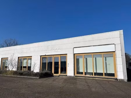 hedendaags kantoorgebouw met magazijn