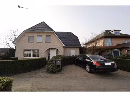 een ruime gezinswoning met 3 slaapkamers op een perceel van 784m².
