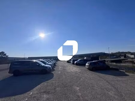 location terrain 883 m²