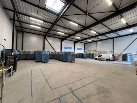 location local d'activités 605 m²
