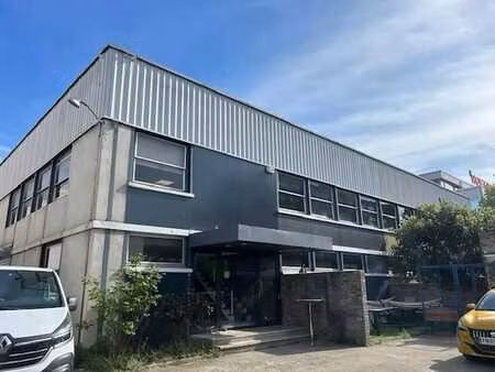 location local d'activités 823 m²