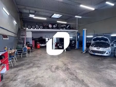 location local d'activités 611 m²