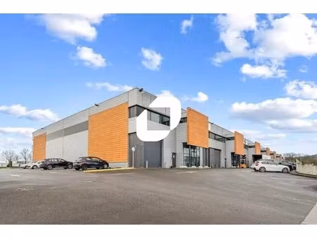 location local d'activités 198 m²