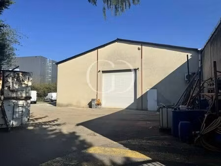 location local d'activités 646 m²