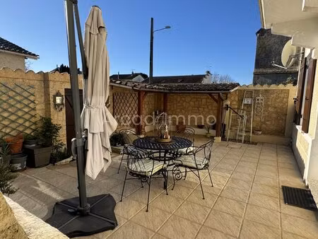 maison de village avec cour intérieure  5 chambres  à pied des commerces.