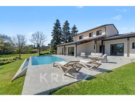 villa dans un havre de paix avec piscine et parc  aux portes de