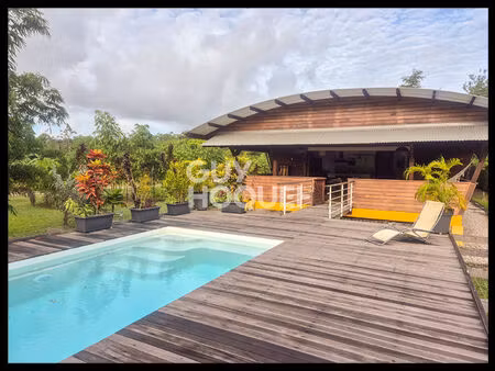 villa meublée de charme avec piscine et jardin à 10 minutes de kourou