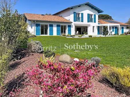 maison au calme avec piscine  appartement indépendant et vue dég