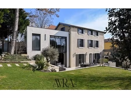 maison de luxe à louer dans le quartier montchat