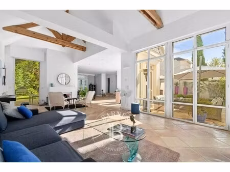 maison de luxe à louer dans le quartier place louis xiv