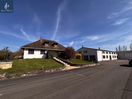 a vendre entrepot de 1000m2 avec maison d habitation zone