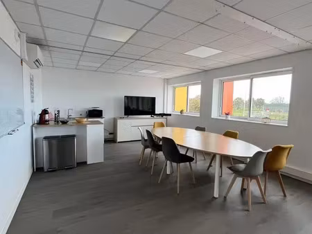 location bureaux et commerces à essarts-en-bocage (85140) : à louer / 90m² essarts-en-boca