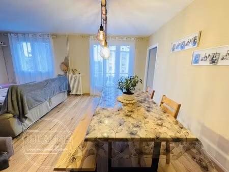 très bel appartement  entièrement rénové.