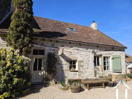 maison charmante avec une grange et des jardins