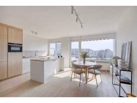 volledig gerenoveerd 2 slaapkamer appartement te koop!