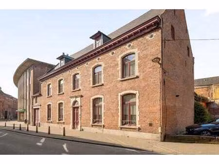 vie majestueuse dans demeure historique avec jardin