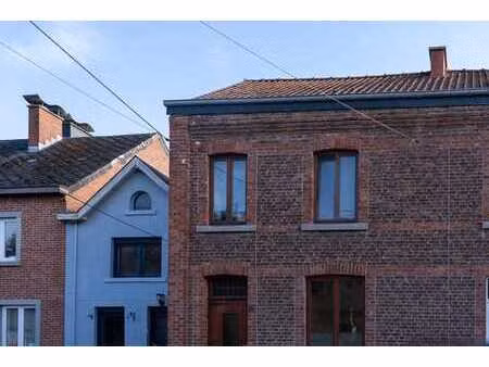 maison à forrières dans un quartier calme