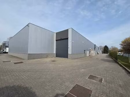 entrepôt de 590 m² avec 500 m² de bureaux