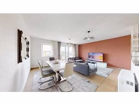 bel appartement avec parking et jardin commun